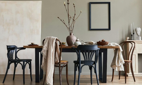 Stół okrągły z metalowymi nogami – idealny do kuchni